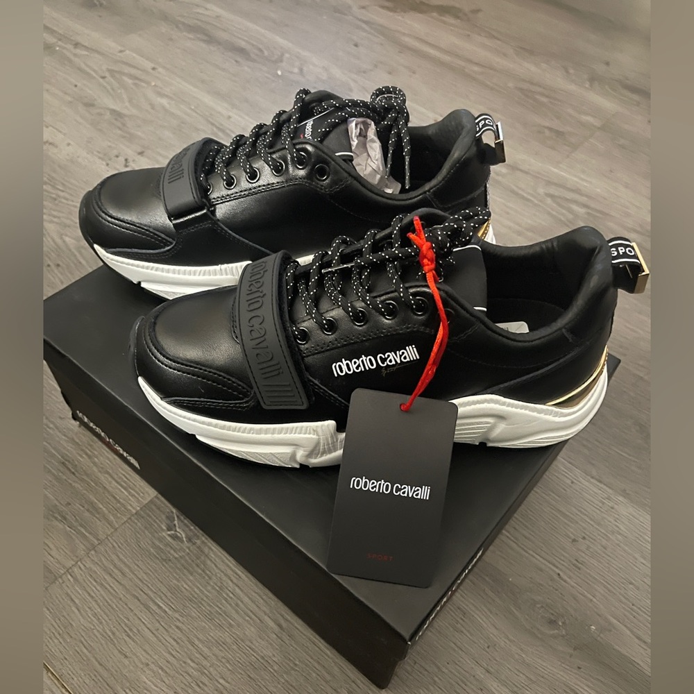 Roberto Cavalli SPORT size 9 black & white with a bit of gold in it